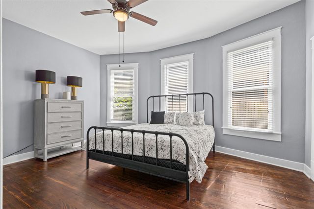 301 S Edgefield Avenue, Dallas, TX 75208