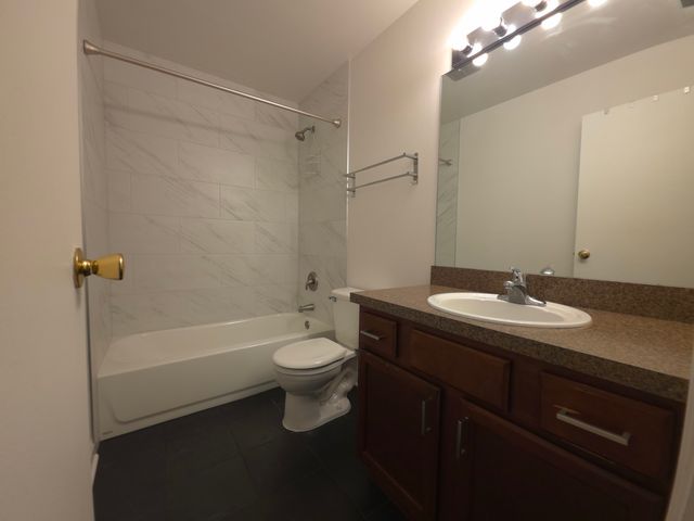 6008 Forest View Road 3C, Lisle, IL 60532