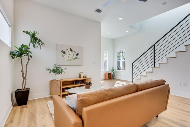 1209 E Saint Johns Ave A, Austin, TX 78752