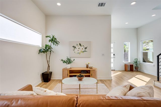 1209 E Saint Johns Ave A, Austin, TX 78752