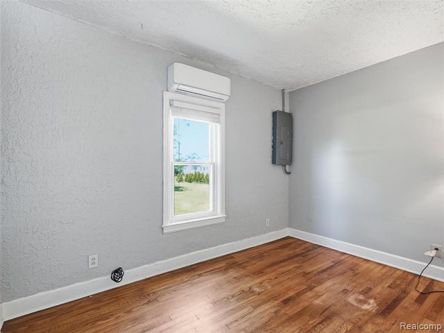 16853 Helen Street, Southgate, MI 48195
