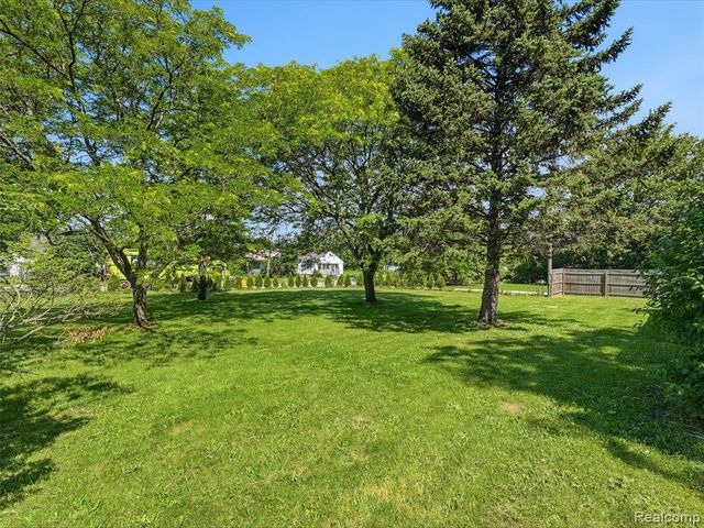 16853 Helen Street, Southgate, MI 48195