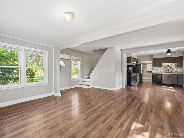 16853 Helen Street, Southgate, MI 48195