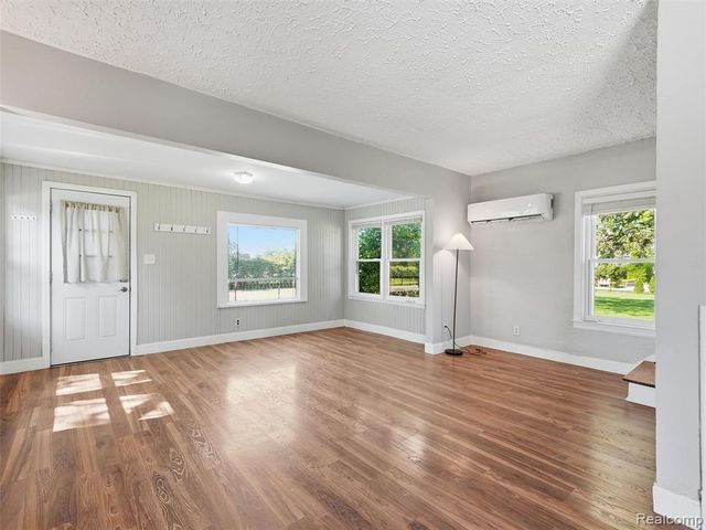 16853 Helen Street, Southgate, MI 48195