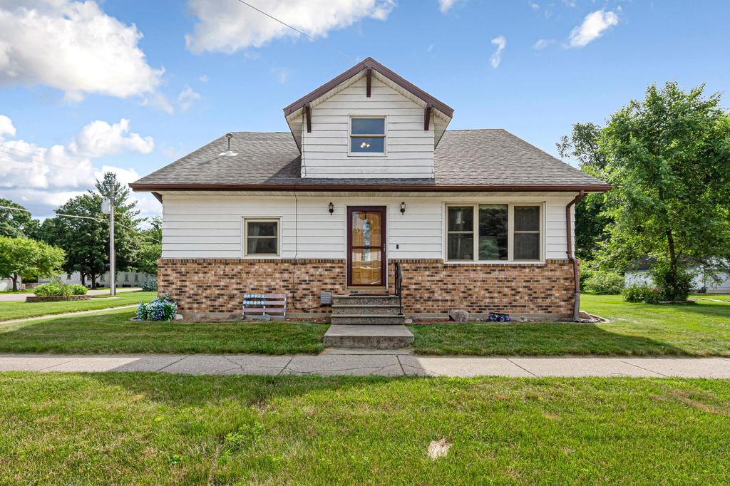 240 Rice Street N, Kasota, MN 56050
