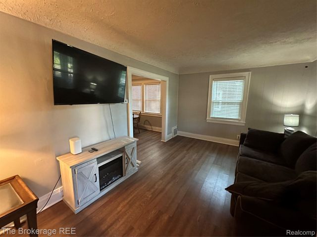 821 N Chevrolet Avenue, Flint, MI 48504