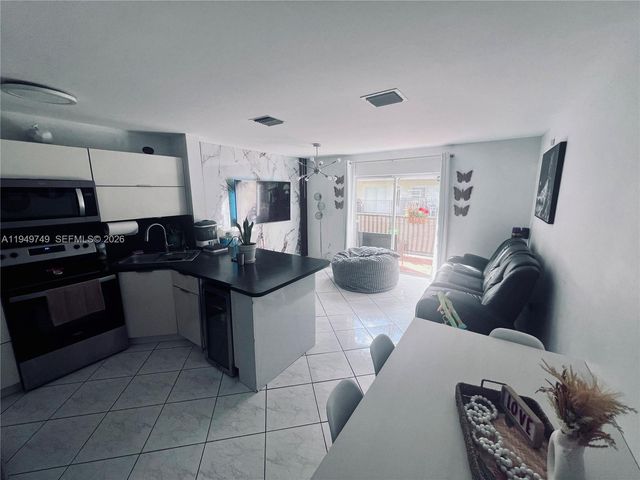 8851 NW 119th St 5221, Hialeah Gardens, FL 33018