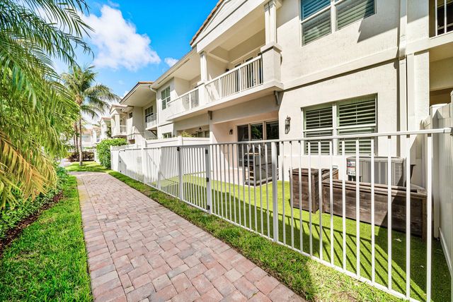 100 NW 69th Circle 44, Boca Raton, FL 33487