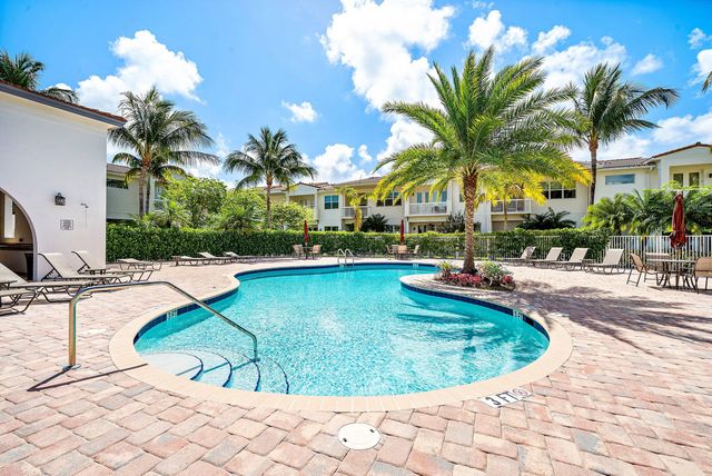 100 NW 69th Circle 44, Boca Raton, FL 33487