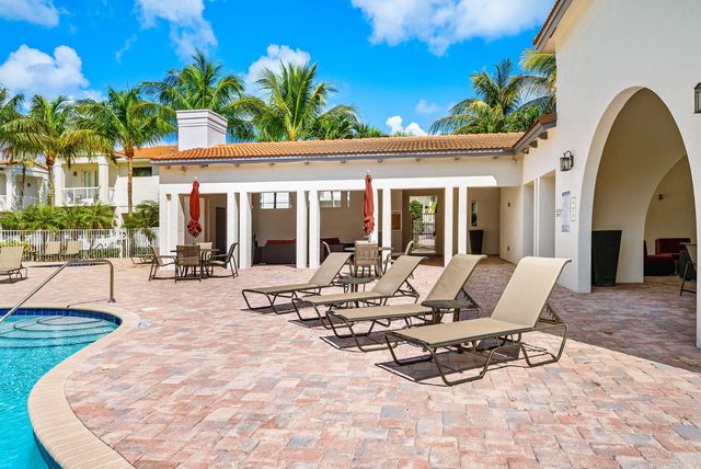 100 NW 69th Circle 44, Boca Raton, FL 33487