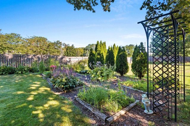 2766 BERKEN COURT, Green Bay, WI 54304