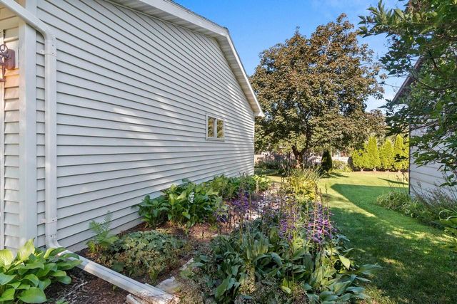 2766 BERKEN COURT, Green Bay, WI 54304