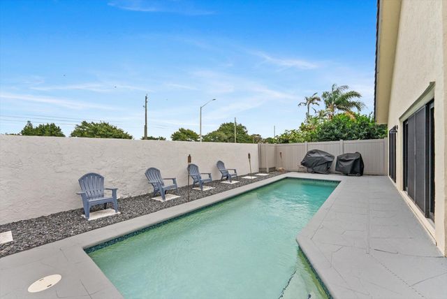 175 Executive Circle, Boynton Beach, FL 33436