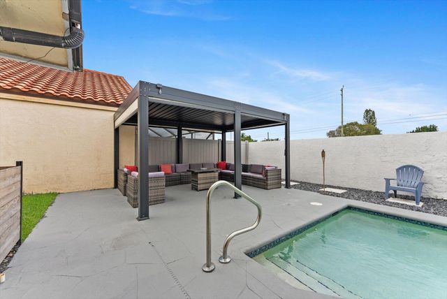 175 Executive Circle, Boynton Beach, FL 33436