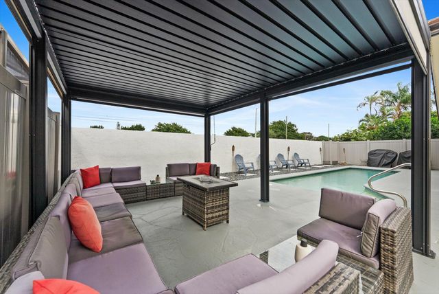 175 Executive Circle, Boynton Beach, FL 33436