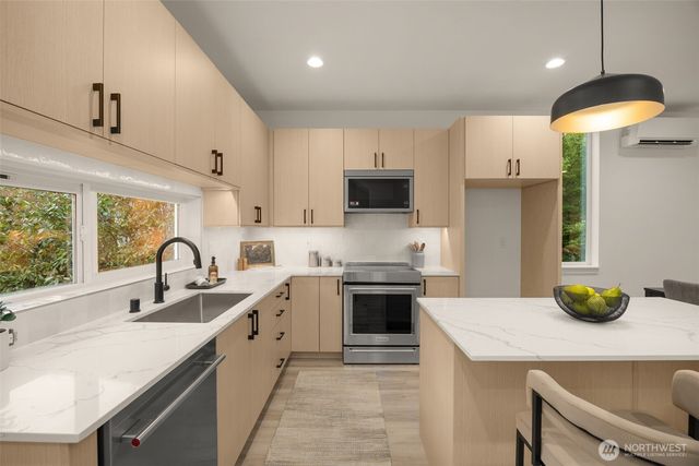 823 B 17th Avenue, Seattle, WA 98144