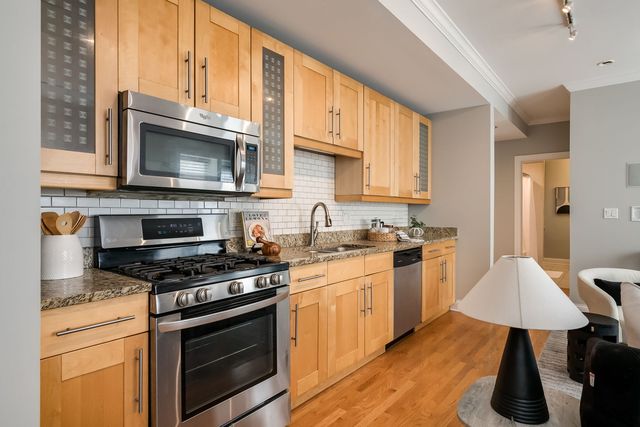 1856 N Sawyer Avenue 303, Chicago, IL 60647