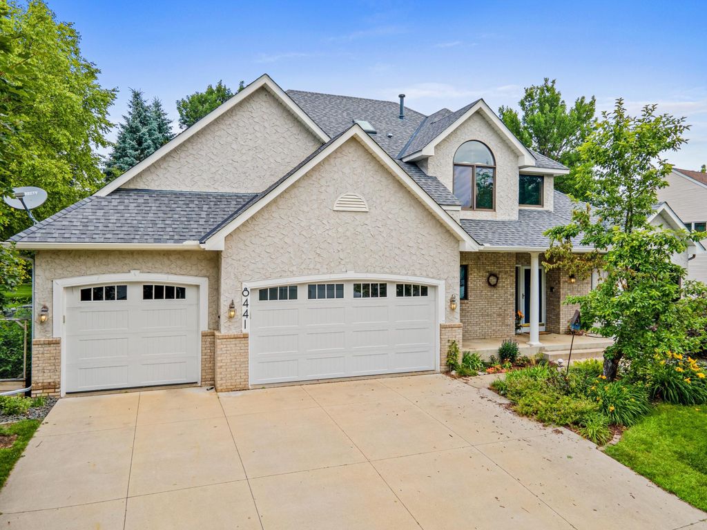 8441 W Lake Drive, Chanhassen, MN 55317 — exterior