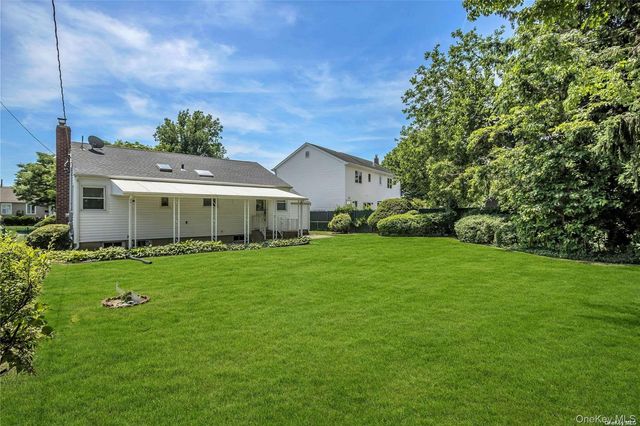 83 Knickerbocker Road, Plainview, NY 11803