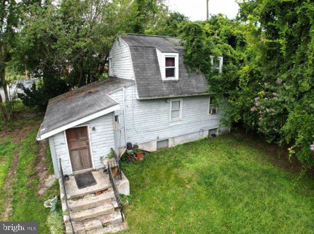 Image 1 of property listing at 30 BERKLEY RD, Mount Royal, NJ 08061