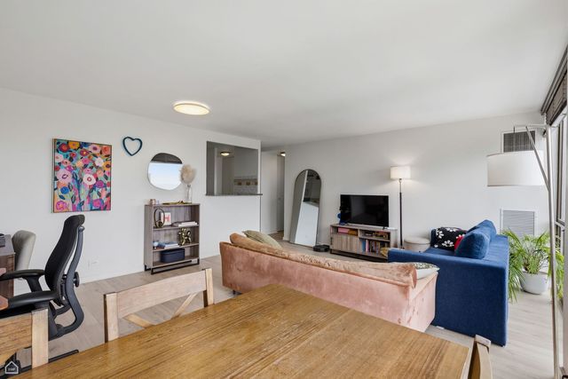4343 N Clarendon Avenue 1812, Chicago, IL 60613