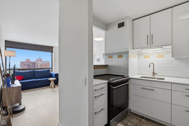 4343 N Clarendon Avenue 1812, Chicago, IL 60613