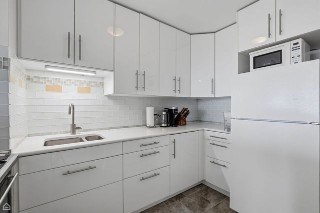 4343 N Clarendon Avenue 1812, Chicago, IL 60613