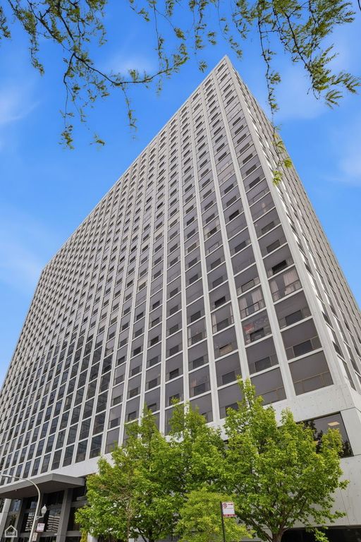 4343 N Clarendon Avenue 1812, Chicago, IL 60613