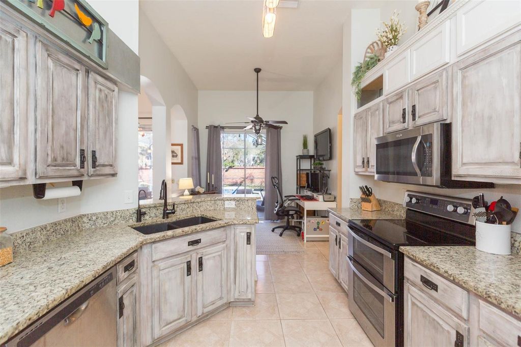 Image 17 of property listing at 7007 POTOMAC CIRCLE, Riverview, FL 33578