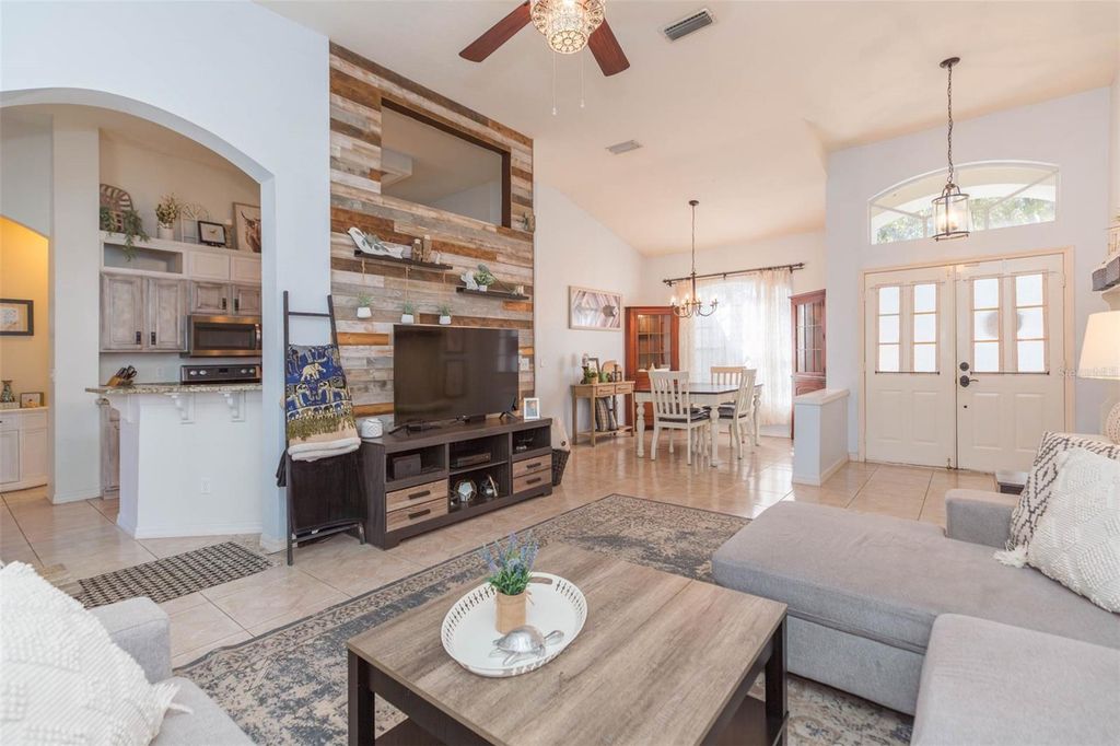 Image 9 of property listing at 7007 POTOMAC CIRCLE, Riverview, FL 33578