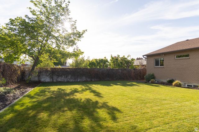 218 E GOLDEN WILLOW CIR, Sandy, UT 84070