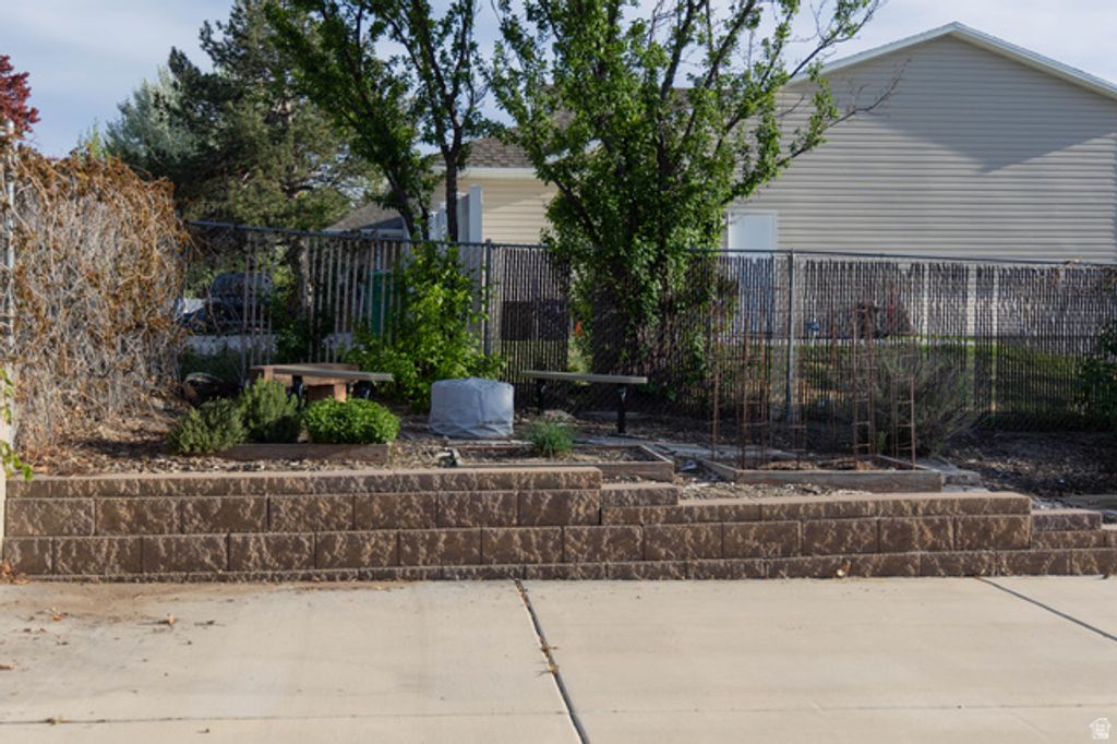 Image 22 of property listing at 218 E GOLDEN WILLOW CIR, Sandy, UT 84070
