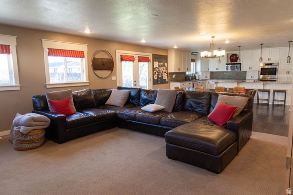 Image 4 of property listing at 218 E GOLDEN WILLOW CIR, Sandy, UT 84070