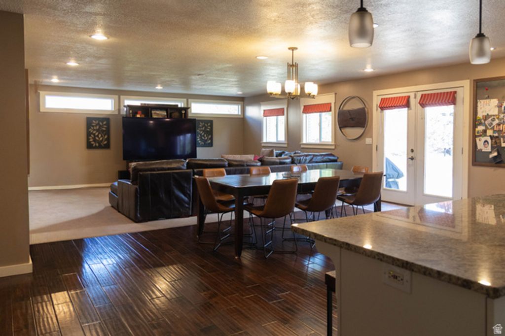 Image 6 of property listing at 218 E GOLDEN WILLOW CIR, Sandy, UT 84070