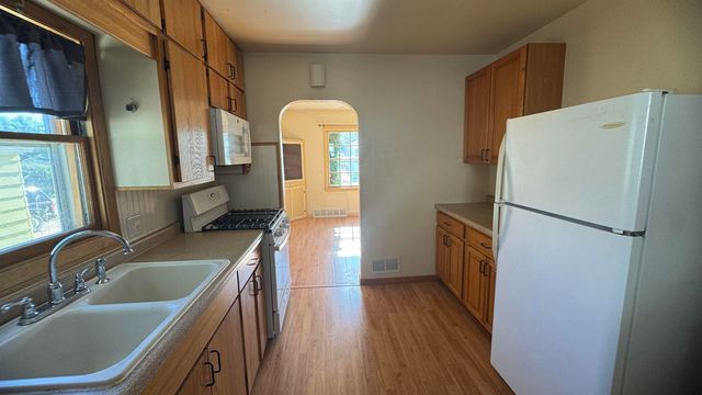 908 Park St SW, Minot, ND 58701