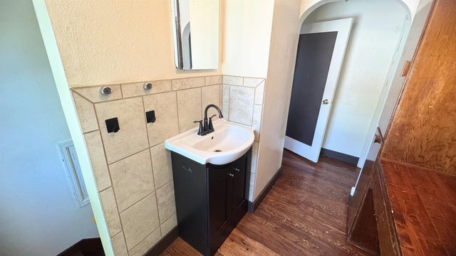 908 Park St SW, Minot, ND 58701