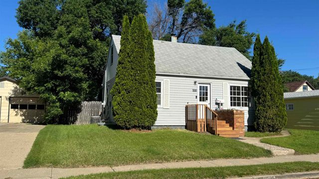 908 Park St SW, Minot, ND 58701