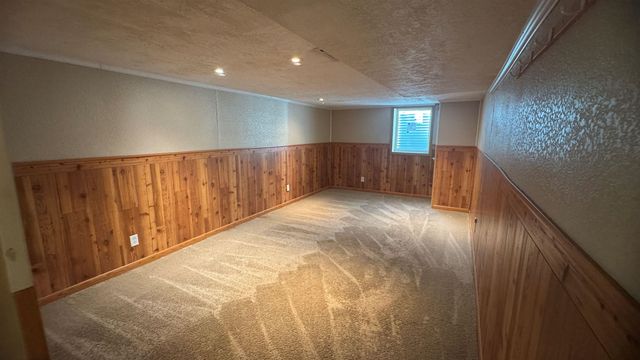 908 Park St SW, Minot, ND 58701