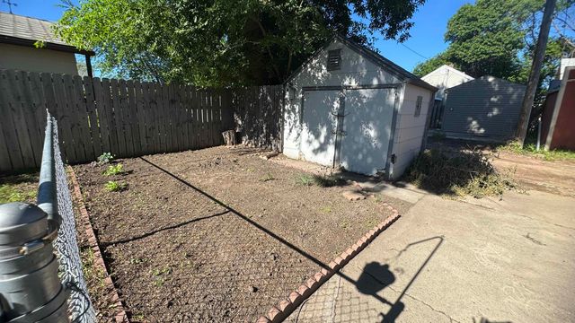 908 Park St SW, Minot, ND 58701