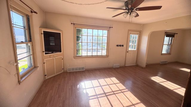 908 Park St SW, Minot, ND 58701