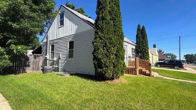 908 Park St SW, Minot, ND 58701