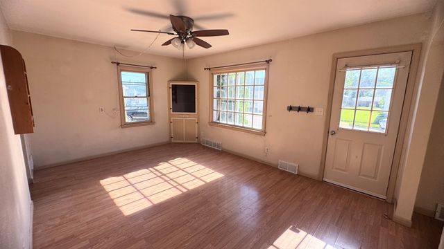 908 Park St SW, Minot, ND 58701