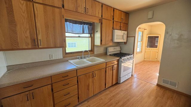 908 Park St SW, Minot, ND 58701