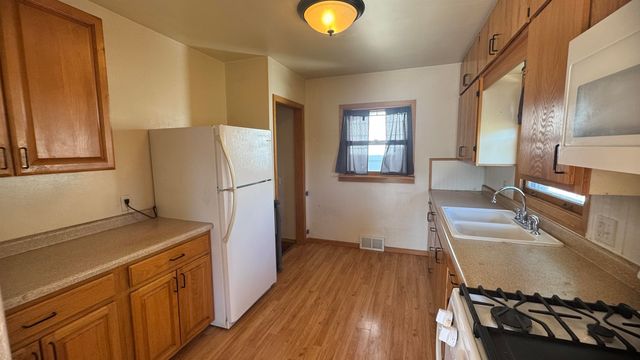 908 Park St SW, Minot, ND 58701