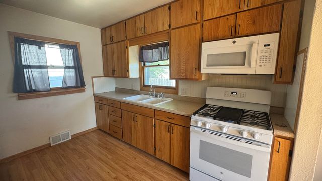 908 Park St SW, Minot, ND 58701