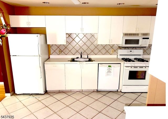 17 Millie Ln, East Hanover Twp., NJ 07936