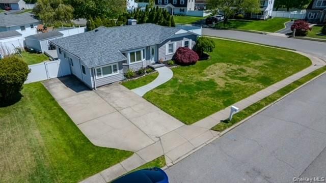 41 Jenny Lane, Holtsville, NY 11742