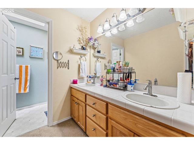355 Ne SAINT JEAN Pl, Hillsboro, OR 97124