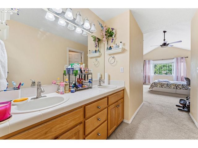 355 Ne SAINT JEAN Pl, Hillsboro, OR 97124