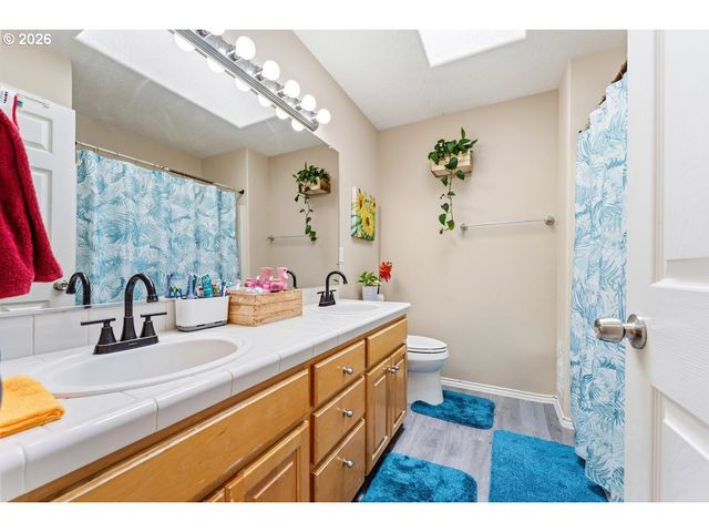 355 Ne SAINT JEAN Pl, Hillsboro, OR 97124